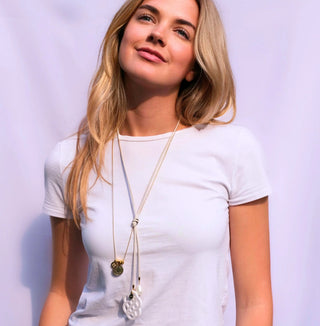 Model mit Kette