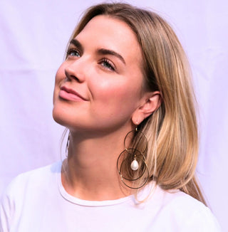 Model mit Ohrringen